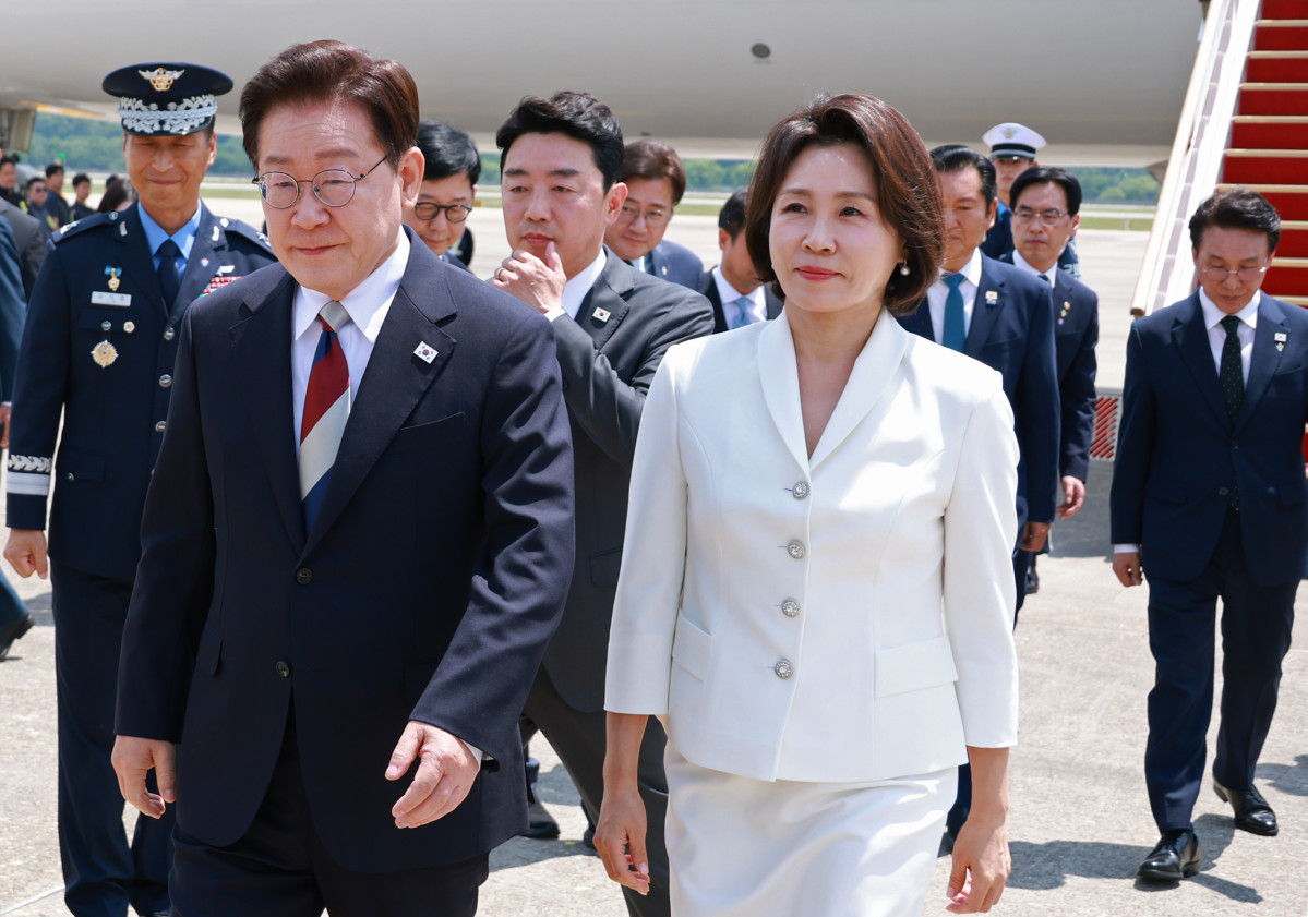 ▲G7 정상회의와 유럽 순방을 마치고 귀국한 이재명 대통령과 김혜경 여사가 18일 성남 서울공항에 도착한 공군 1호기에서 내려 차량으로 이동하고 있다. 사진=연합뉴스