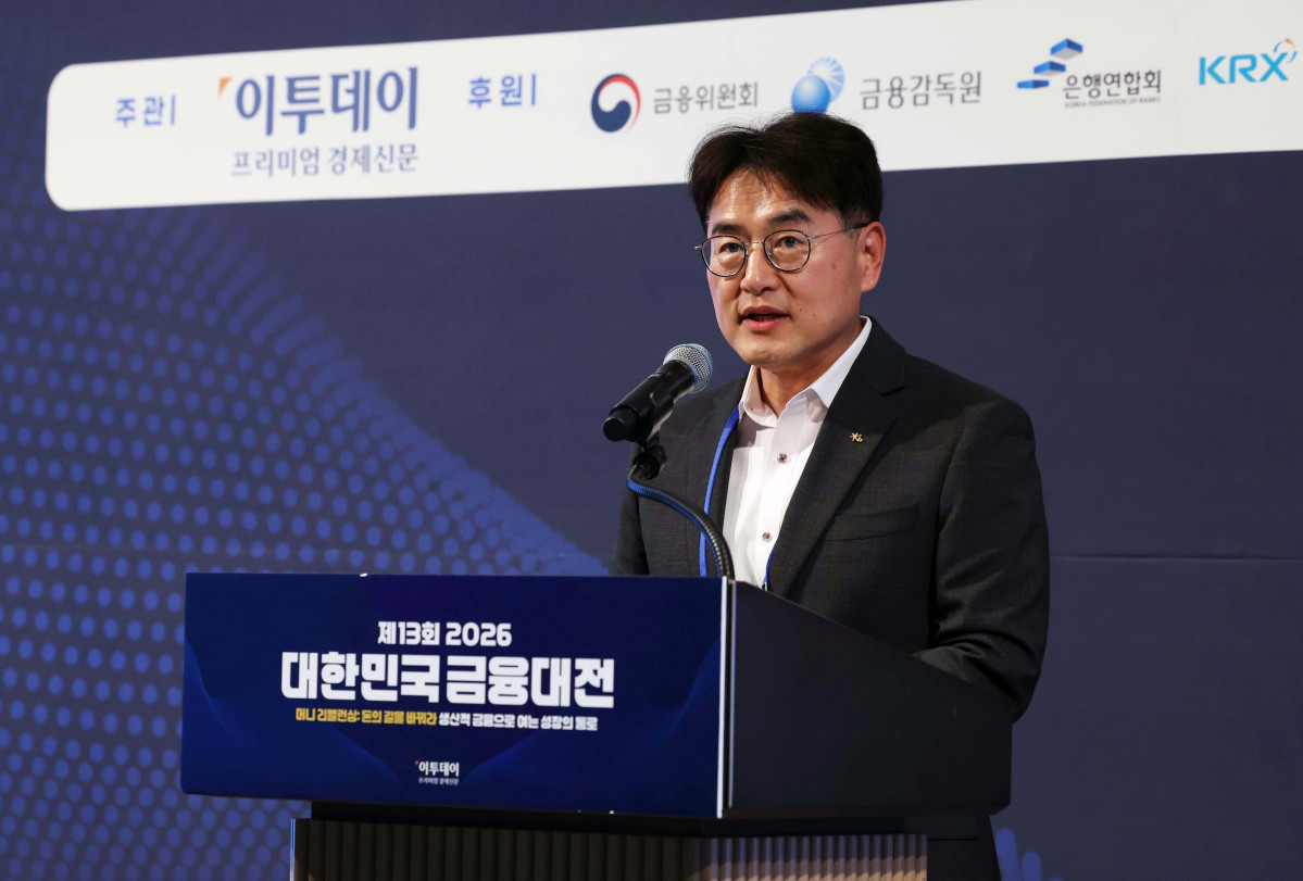 ▲이종우 KB국민은행 성장금융추진본부장이 18일 서울 강남구 웨스틴 서울 파르나스 호텔에서 열린 ‘2026 대한민국 금융대전’에서 ‘현장에서 보는 생산적금융의 활성화 방향 및 추진사례’를 주제로 사례발표를 하고 있다. 이투데이 주최로 올해 13회를 맞이한 ‘2026 대한민국 금융대전’은 우리나라 경제 자본의 방향을 다시 설계해야 하는 전환점에서 국가 차원의 ‘생산적 금융 리밸런싱’과 개인 차원의 ‘머니 리밸런싱’을 함께 조망하는 자리다. 정책 방향과 금융기관의 실행 전략, 시장 구조의 변화, 개인 투자자의 참여까지를 하나의 흐름 속에서 살펴보며 한국 금융이 나아가야 할 새로운 균형점을 모색한다. 신태현 기자 holjjak@