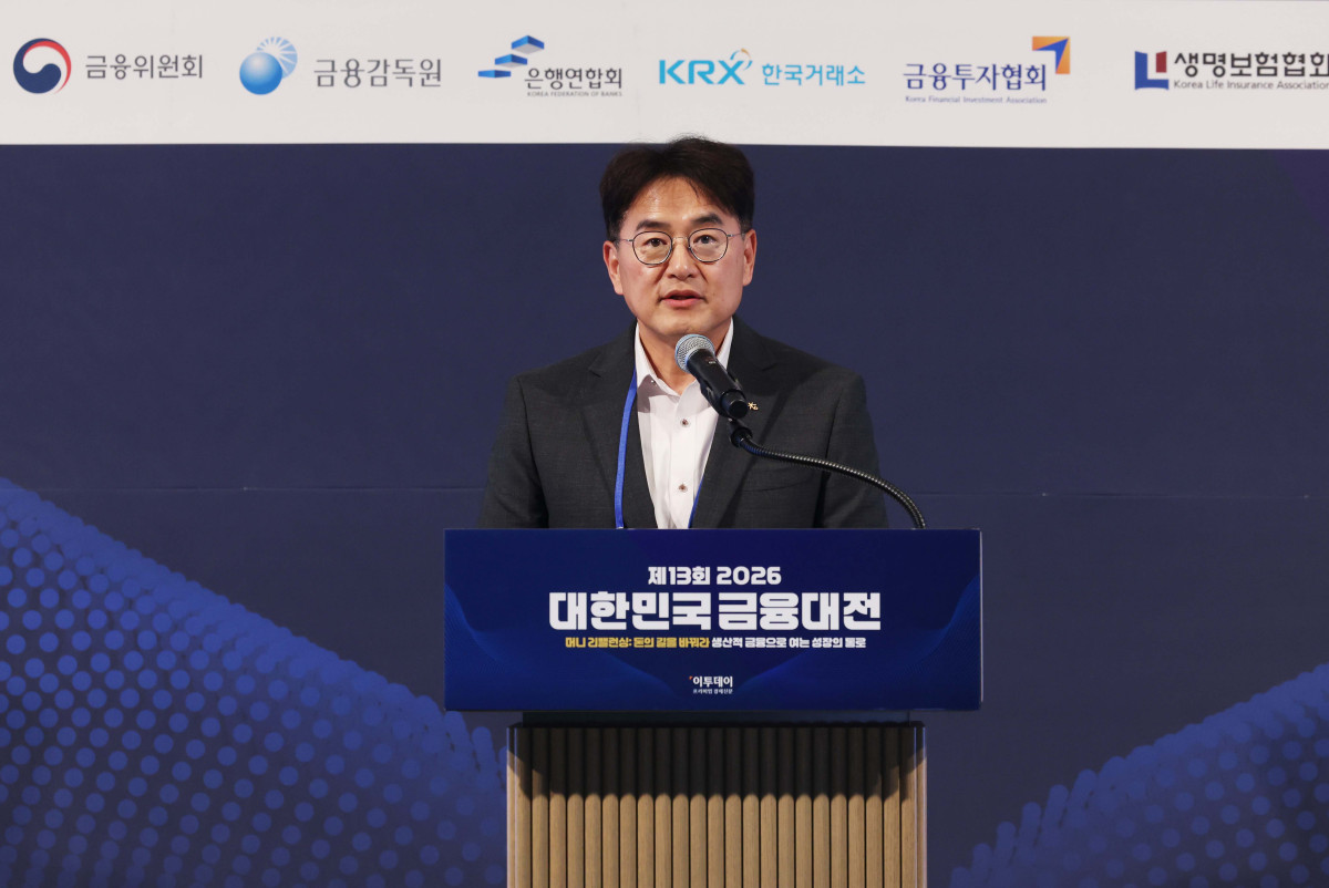 ▲이종우 KB국민은행 성장금융추진본부장이 18일 서울 강남구 웨스틴 서울 파르나스 호텔에서 열린 ‘2026 대한민국 금융대전’에서 ‘현장에서 보는 생산적금융의 활성화 방향 및 추진사례’를 주제로 사례발표를 하고 있다. 이투데이 주최로 올해 13회를 맞이한 ‘2026 대한민국 금융대전’은 우리나라 경제 자본의 방향을 다시 설계해야 하는 전환점에서 국가 차원의 ‘생산적 금융 리밸런싱’과 개인 차원의 ‘머니 리밸런싱’을 함께 조망하는 자리다. 정책 방향과 금융기관의 실행 전략, 시장 구조의 변화, 개인 투자자의 참여까지를 하나의 흐름 속에서 살펴보며 한국 금융이 나아가야 할 새로운 균형점을 모색한다. 신태현 기자 holjjak@