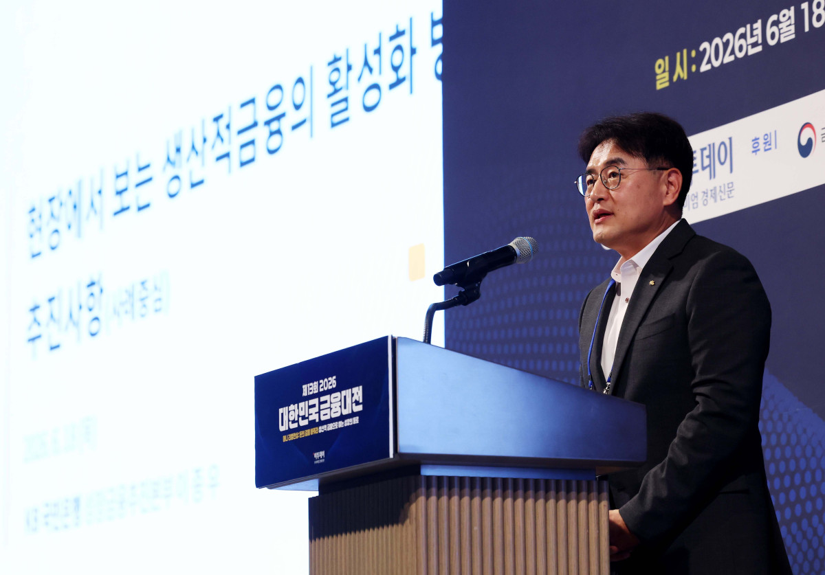 ▲이종우 KB국민은행 성장금융추진본부장이 18일 서울 강남구 웨스틴 서울 파르나스 호텔에서 열린 ‘2026 대한민국 금융대전’에서 ‘현장에서 보는 생산적금융의 활성화 방향 및 추진사례’를 주제로 사례발표를 하고 있다. 이투데이 주최로 올해 13회를 맞이한 ‘2026 대한민국 금융대전’은 우리나라 경제 자본의 방향을 다시 설계해야 하는 전환점에서 국가 차원의 ‘생산적 금융 리밸런싱’과 개인 차원의 ‘머니 리밸런싱’을 함께 조망하는 자리다. 정책 방향과 금융기관의 실행 전략, 시장 구조의 변화, 개인 투자자의 참여까지를 하나의 흐름 속에서 살펴보며 한국 금융이 나아가야 할 새로운 균형점을 모색한다. 신태현 기자 holjjak@