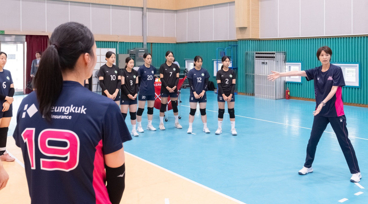 ▲흥국생명배구단 핑크스파이더스가 17일 서울 서초구 세화여고 체육관에서 '흥국생명배구단 핑크스파이더스X세화여고·여중 배구부 특별레슨' 훈련을 진행하고 있다. (태광)