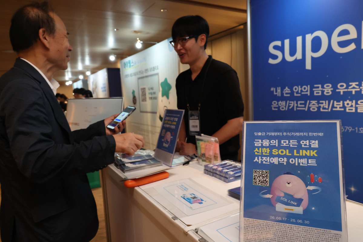 ▲18일 서울 강남구 웨스틴 서울 파르나스 호텔에서 열린 2026 대한민국 금융대전에서 참관객들이 신한은행 부스를 둘러보고 있다. 이투데이 주최로 올해 13회를 맞이한 '2026 대한민국 금융대전'은 우리나라 경제 자본의 방향을 다시 설계해야 하는 전환점에서 국가 차원의 '생산적 금융 리밸런싱'과 개인 차원의 '머니 리밸런싱'을 함께 조망하는 자리다. 정책 방향과 금융기관의 실행 전략, 시장 구조의 변화, 개인 투자자의 참여까지를 하나의 흐름 속에서 살펴보며 한국 금융이 나아가야 할 새로운 균형점을 모색한다. 고이란 기자 photoeran@