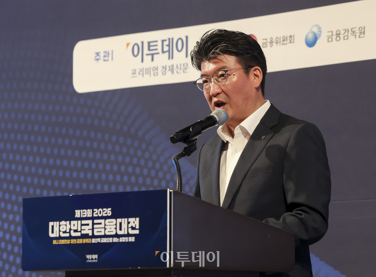 ▲정찬희 신한은행 생산포용금융부 부장이 18일 서울 강남구 웨스틴 서울 파르나스 호텔에서 열린 ‘2026 대한민국 금융대전’에서 5대 금융지주 생산적 금융 및 혁신금융 사례발표를 하고 있다. 이투데이 주최로 올해 13회를 맞이한 ‘2026 대한민국 금융대전’은 우리나라 경제 자본의 방향을 다시 설계해야 하는 전환점에서 국가 차원의 ‘생산적 금융 리밸런싱’과 개인 차원의 ‘머니 리밸런싱’을 함께 조망하는 자리다. 정책 방향과 금융기관의 실행 전략, 시장 구조의 변화, 개인 투자자의 참여까지를 하나의 흐름 속에서 살펴보며 한국 금융이 나아가야 할 새로운 균형점을 모색한다. 고성준 기자 joonko1@