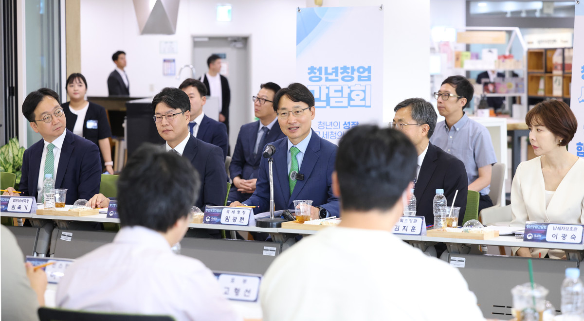 ▲임광현 국세청장(가운데)이 18일 서울 강동구 서울먹거리창업센터에서 농식품 분야 푸드테크 스타트업 청년 창업자들과 간담회를 열고 ‘스타트업 세금든든케어’ 추진 방안을 발표하고 있다. (사진제공=국세청)