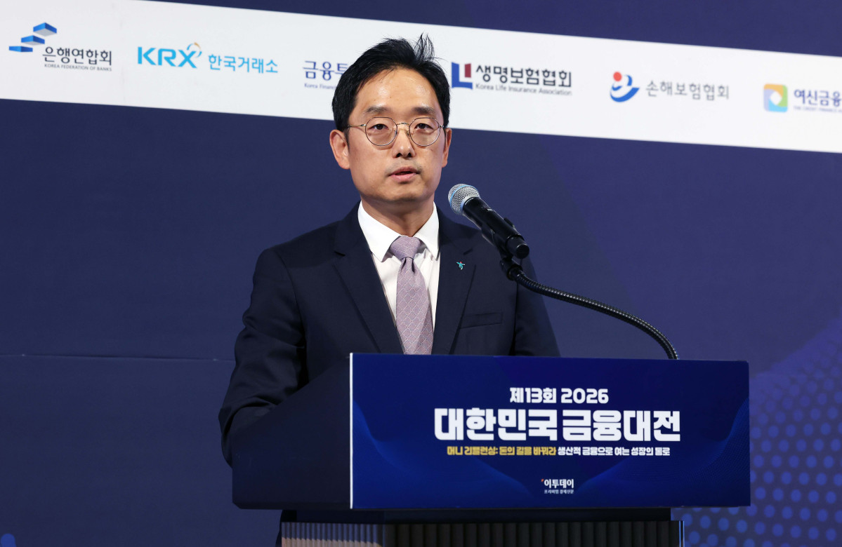 ▲최재영 하나은행 프로젝트금융부장이 18일 서울 강남구 웨스틴 서울 파르나스 호텔에서 열린 ‘2026 대한민국 금융대전’에서 ‘삼척도개 50.04MW 육상풍력 발전사업’을 주제로 사례발표를 하고 있다. 이투데이 주최로 올해 13회를 맞이한 ‘2026 대한민국 금융대전’은 우리나라 경제 자본의 방향을 다시 설계해야 하는 전환점에서 국가 차원의 ‘생산적 금융 리밸런싱’과 개인 차원의 ‘머니 리밸런싱’을 함께 조망하는 자리다. 정책 방향과 금융기관의 실행 전략, 시장 구조의 변화, 개인 투자자의 참여까지를 하나의 흐름 속에서 살펴보며 한국 금융이 나아가야 할 새로운 균형점을 모색한다. 신태현 기자 holjjak@