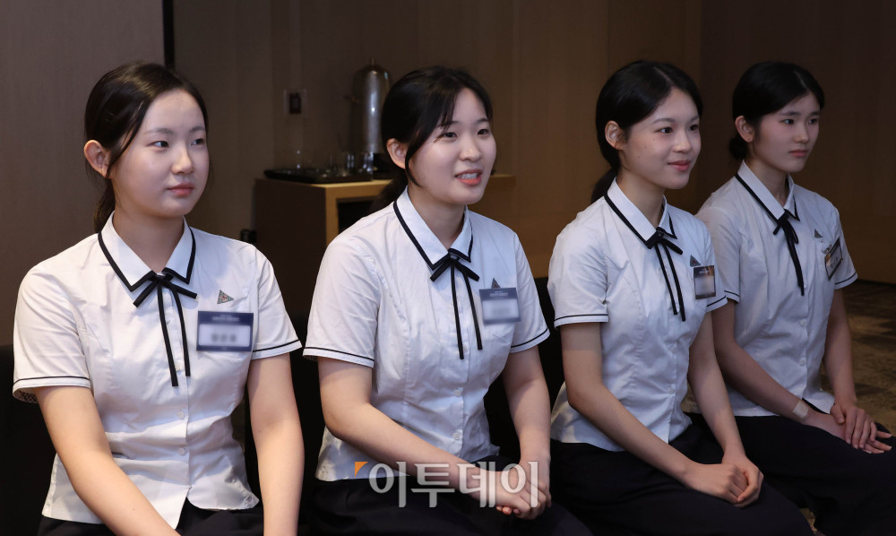▲18일 서울 강남구 웨스틴 서울 파르나스 호텔에서 열린 2026 대한민국 금융대전에서 학생들이 금융DREAM 모의면접에 참여하고 있다. 금융DREAM 모의면접은 금융권 취업을 희망하는 고등학생과 대학생들이 실제 금융기관 채용 과정을 체험할 수 있도록 마련된 프로그램이다. 참가자들은 주요 금융기관 인사담당자와 현직자들이 진행하는 면접에 참여해 실전과 유사한 환경에서 면접 역량을 점검하고 취업 준비 방향에 대한 조언을 받는다. 고이란 기자 photoeran@