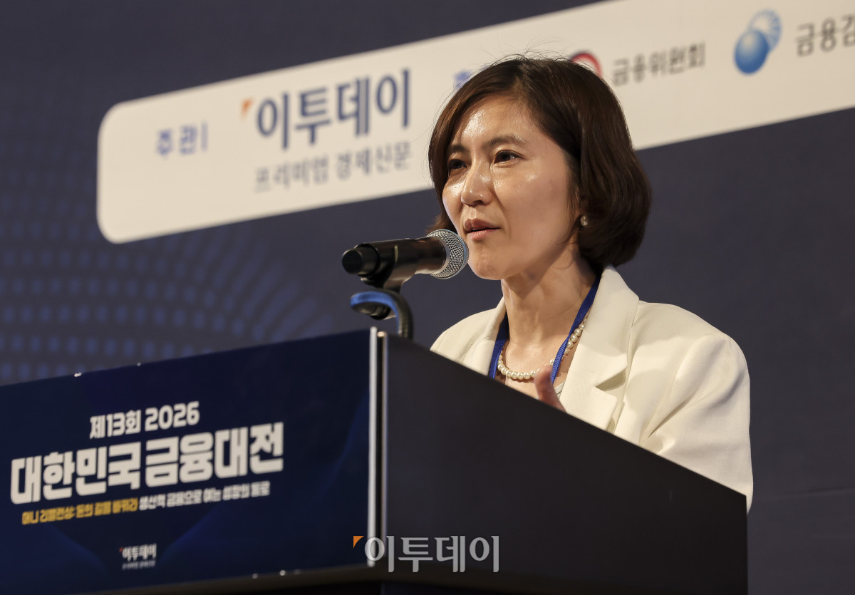 ▲김수진 우리금융경영연구소 센터장이 18일 서울 강남구 웨스틴 서울 파르나스 호텔에서 열린 ‘2026 대한민국 금융대전’에서 5대 금융지주 생산적 금융 및 혁신금융 사례발표를 하고 있다. 이투데이 주최로 올해 13회를 맞이한 ‘2026 대한민국 금융대전’은 우리나라 경제 자본의 방향을 다시 설계해야 하는 전환점에서 국가 차원의 ‘생산적 금융 리밸런싱’과 개인 차원의 ‘머니 리밸런싱’을 함께 조망하는 자리다. 정책 방향과 금융기관의 실행 전략, 시장 구조의 변화, 개인 투자자의 참여까지를 하나의 흐름 속에서 살펴보며 한국 금융이 나아가야 할 새로운 균형점을 모색한다. 고성준 기자 joonko1@