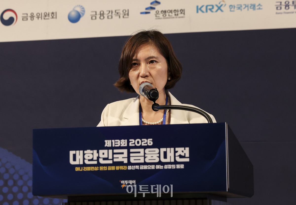 ▲김수진 우리금융경영연구소 센터장이 18일 서울 강남구 웨스틴 서울 파르나스 호텔에서 열린 ‘2026 대한민국 금융대전’에서 5대 금융지주 생산적 금융 및 혁신금융 사례발표를 하고 있다. 이투데이 주최로 올해 13회를 맞이한 ‘2026 대한민국 금융대전’은 우리나라 경제 자본의 방향을 다시 설계해야 하는 전환점에서 국가 차원의 ‘생산적 금융 리밸런싱’과 개인 차원의 ‘머니 리밸런싱’을 함께 조망하는 자리다. 정책 방향과 금융기관의 실행 전략, 시장 구조의 변화, 개인 투자자의 참여까지를 하나의 흐름 속에서 살펴보며 한국 금융이 나아가야 할 새로운 균형점을 모색한다. 고성준 기자 joonko1@