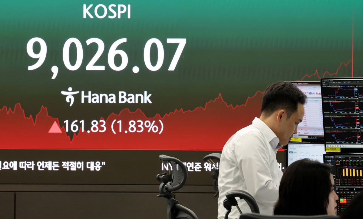 ▲18일 오후 코스피 지수가 9000선을 돌파한 가운데 서울 중구 하나은행 딜링룸에서 딜러들이 업무를 보고 있다. (뉴시스)