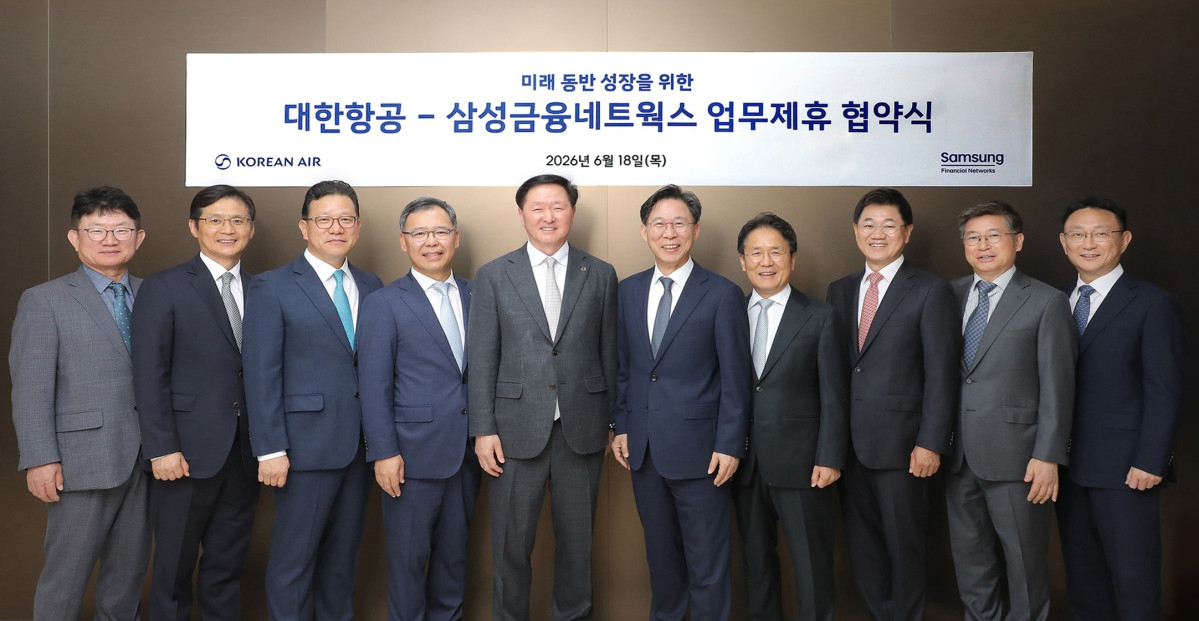 ▲체결식에 참석한 (좌측부터)하은용 대한항공 재무부문 부사장, 박병률 진에어 대표, 송보영 아시아나항공 대표, 류경표 한진칼 대표이사 부회장, 우기홍 대한항공 대표이사 부회장, 홍원학 삼성생명 사장, 이문화 삼성화재 사장, 박종문 삼성증권 사장, 김이태 삼성카드 사장, 김우석 삼성자산운용 대표가 기념사진을 촬영하는 모습. (사진=대한항공)