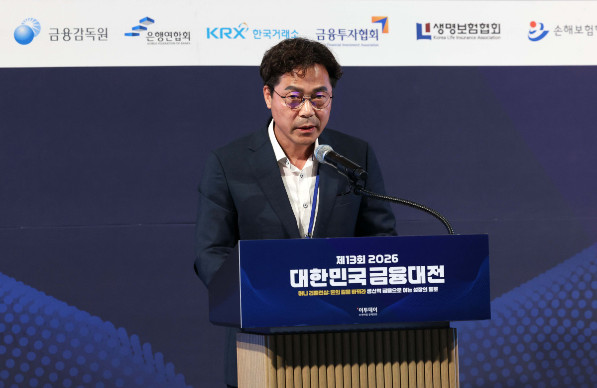 ▲박찬규 NH농협금융지주 기획조정부장이 18일 서울 강남구 웨스틴 서울 파르나스 호텔에서 열린 ‘2026 대한민국 금융대전’에서 ‘NH농협금융 생산적 금융 사례’를 주제로 발표하고 있다. 이투데이 주최로 올해 13회를 맞이한 ‘2026 대한민국 금융대전’은 우리나라 경제 자본의 방향을 다시 설계해야 하는 전환점에서 국가 차원의 ‘생산적 금융 리밸런싱’과 개인 차원의 ‘머니 리밸런싱’을 함께 조망하는 자리다. 정책 방향과 금융기관의 실행 전략, 시장 구조의 변화, 개인 투자자의 참여까지를 하나의 흐름 속에서 살펴보며 한국 금융이 나아가야 할 새로운 균형점을 모색한다. 신태현 기자 holjjak@