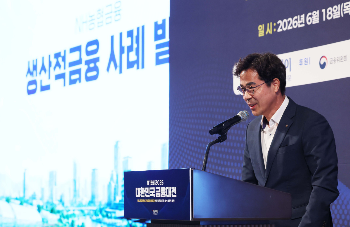 ▲박찬규 NH농협금융지주 기획조정부장이 18일 서울 강남구 웨스틴 서울 파르나스 호텔에서 열린 ‘2026 대한민국 금융대전’에서 ‘NH농협금융 생산적 금융 사례’를 주제로 발표하고 있다. 이투데이 주최로 올해 13회를 맞이한 ‘2026 대한민국 금융대전’은 우리나라 경제 자본의 방향을 다시 설계해야 하는 전환점에서 국가 차원의 ‘생산적 금융 리밸런싱’과 개인 차원의 ‘머니 리밸런싱’을 함께 조망하는 자리다. 정책 방향과 금융기관의 실행 전략, 시장 구조의 변화, 개인 투자자의 참여까지를 하나의 흐름 속에서 살펴보며 한국 금융이 나아가야 할 새로운 균형점을 모색한다. 신태현 기자 holjjak@