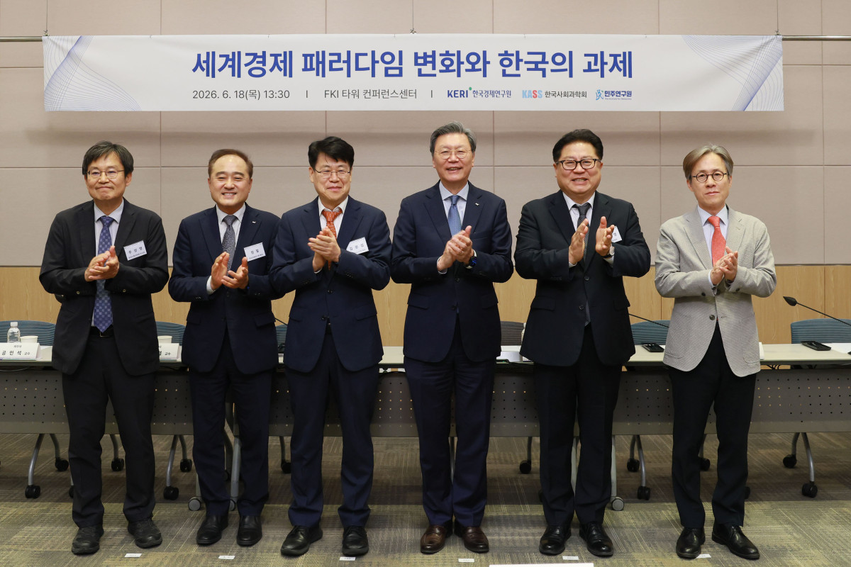 ▲김창범 한국경제인협회 부회장과 김원섭 한국사회과학회 회장을 비롯한 내빈들이 18일 FKI타워 컨퍼런스센터에서 열린 '세계질서 패러다임 변화와 한국의 과제 세미나'에 참석해 기념촬영을 하고 있다. 이번 세미나는 한국을 둘러싼 국제적 환경 변화의 동향과 본질을 짚고 외교안보, 경제 및 사회 분야를 중심으로 한국의 과제를 제시하고자 마련됐다. 사진 왼쪽부터 주상영 한국사회과학회 이사장, 정철 한국경제연구원 원장, 김원섭 한국사회과학회 회장, 김창범 한국경제인협회 부회장, 이재영 민주연구원 원장, 백준기 한신대 교수 (한경협)