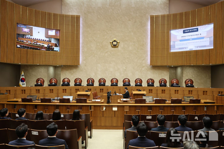 ▲조희대(가운데) 대법원장을 비롯한 대법관들이 18일 서울 서초구 대법원에서 열린 대법원 전원합의체 선고에 참석해 있다. 대법원은 이날 운전자 바꿔치기 제안에 응해 음주 측정을 피한 운전자(전직 경찰)의 범인도피방조 혐의 사건에 대한 선고를 내린다. (뉴시스)