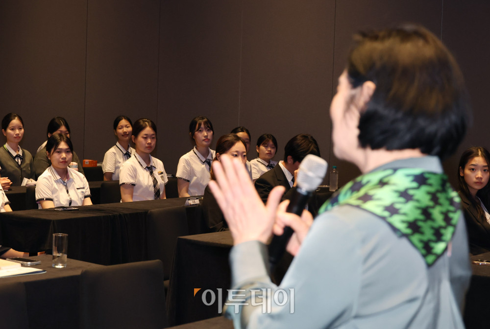 ▲김상경 여성금융인네트워크 회장이 18일 서울 강남구 웨스틴 서울 파르나스 호텔에서 열린 2026 대한민국 금융대전에서 금융 DREAM 모의면접을 본 학생들에게 격려사를 하고 있다. 금융 DREAM 모의면접은 금융권 취업을 희망하는 고등학생과 대학생들이 실제 금융기관 채용 과정을 체험할 수 있도록 마련된 프로그램이다. 참가자들은 주요 금융기관 인사담당자와 현직자들이 진행하는 면접에 참여하며 실전과 유사한 환경에서 면접 역량을 점검하고 취업 준비 방향에 대한 조언을 받는다. 고이란 기자 photoeran@