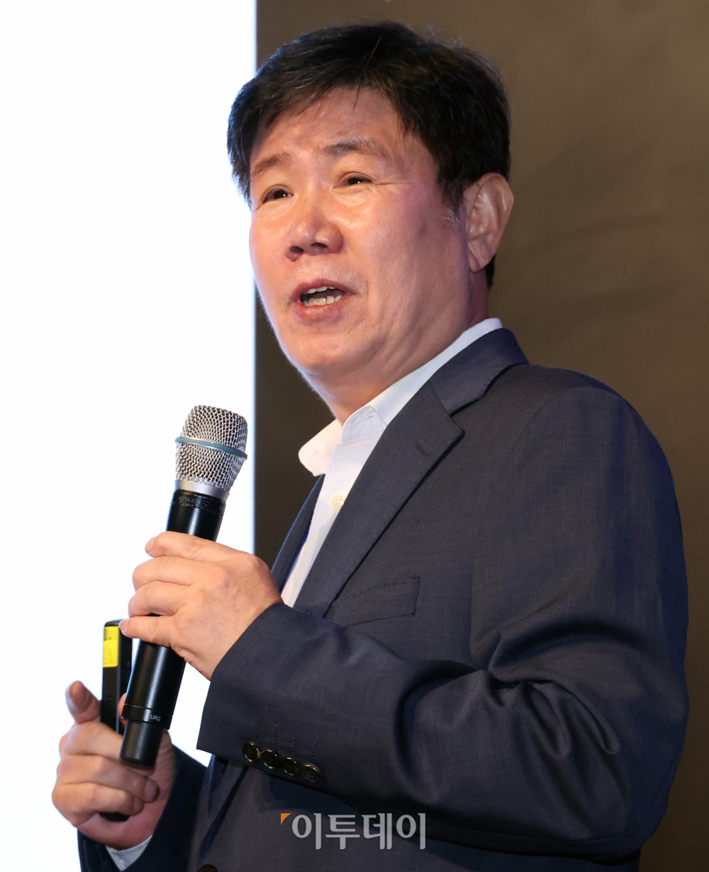 ▲함현철 한국국제금융연수원 무역금융 대표교수가 18일 서울 강남구 웨스틴 서울 파르나스 호텔에서 열린 2026 대한민국 금융대전에서 '미래금융전문가를 위한 첫걸음'을 주제로 금융 DREAM 모의면접, 금융기관 취업을 위한 자격증 설명회를 하고 있다. 금융DREAM 모의면접은 금융권 취업을 희망하는 고등학생과 대학생들이 실제 금융기관 채용 과정을 체험할 수 있도록 마련된 프로그램이다. 참가자들은 주요 금융기관 인사담당자와 현직자들이 진행하는 면접에 참여하며 실전과 유사한 환경에서 면접 역량을 점검하고 취업 준비 방향에 대한 조언을 받는다. 고이란 기자 photoeran@