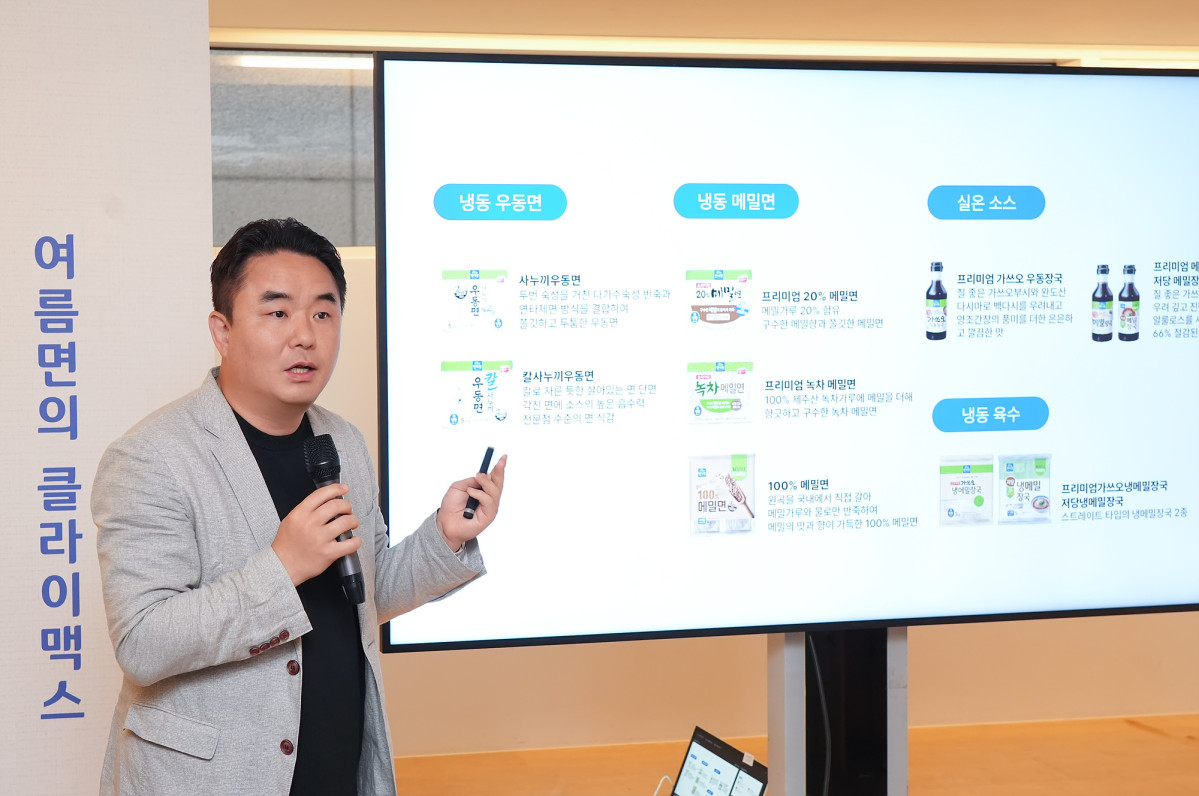 ▲18일 서울 종로구 인사동에서 열린 면사랑 기자간담회에서 강근석 면사랑 연구소장이 제면기술에 대해 설명하고 있다. (사진제공=면사랑)