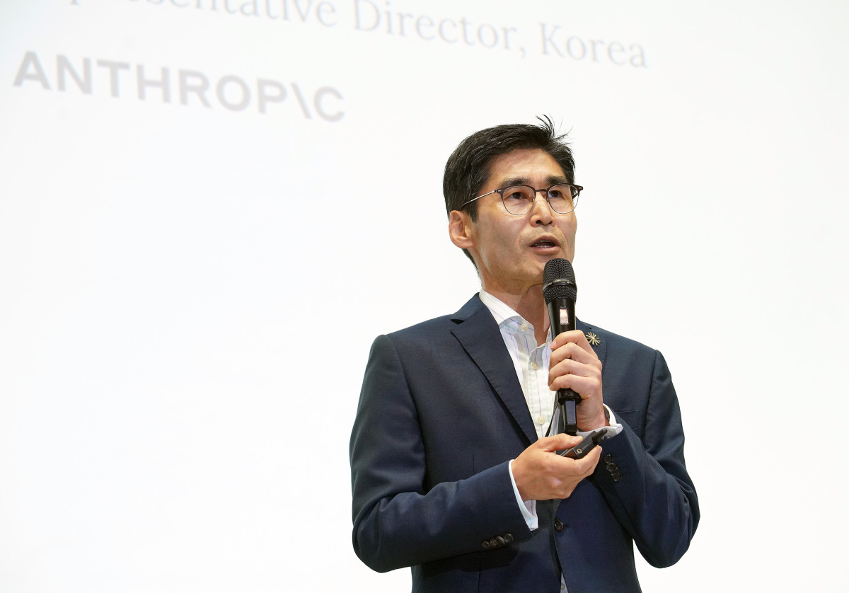▲최기영 앤스로픽 한국 대표가 17일 여의도 콘래드 서울에서 진행된 앤트로픽 서울 오피스 론칭 기자간담회에서 발표하고 있다. (사진제공=앤스로픽)