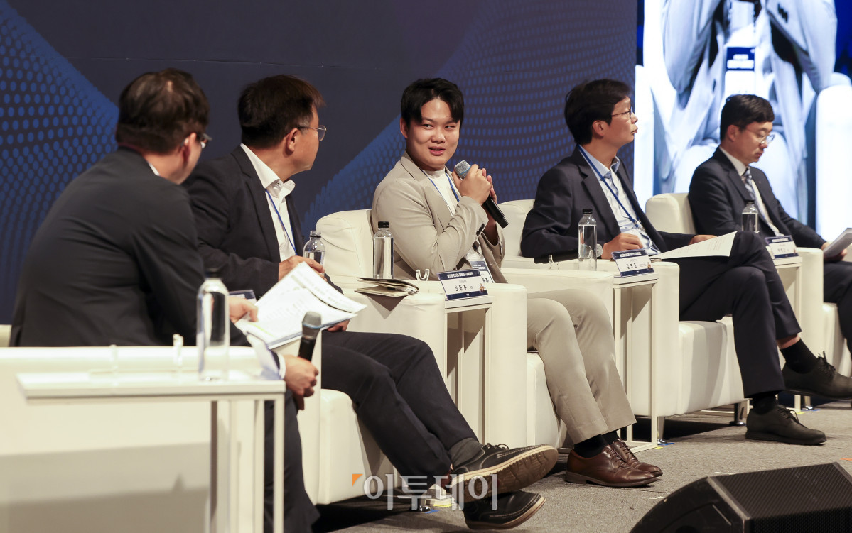 ▲18일 서울 강남구 웨스틴 서울 파르나스 호텔에서 열린 ‘2026 대한민국 금융대전’에서 패널토론 중 신동주 모빌린트 대표가 발언하고 있다. 사진 왼쪽부터 김세완 자본시장연구원 원장, 이병헌 지방시대위원회 5극 3특 특별위원회 위원장, 신 대표, 김영도 금융연구원 선임연구위원, 박병건 PEF 운용사협의회 회장. 이투데이 주최로 올해 13회를 맞이한 ‘2026 대한민국 금융대전’은 우리나라 경제 자본의 방향을 다시 설계해야 하는 전환점에서 국가 차원의 ‘생산적 금융 리밸런싱’과 개인 차원의 ‘머니 리밸런싱’을 함께 조망하는 자리다. 정책 방향과 금융기관의 실행 전략, 시장 구조의 변화, 개인 투자자의 참여까지를 하나의 흐름 속에서 살펴보며 한국 금융이 나아가야 할 새로운 균형점을 모색한다. 고성준 기자 joonko1@