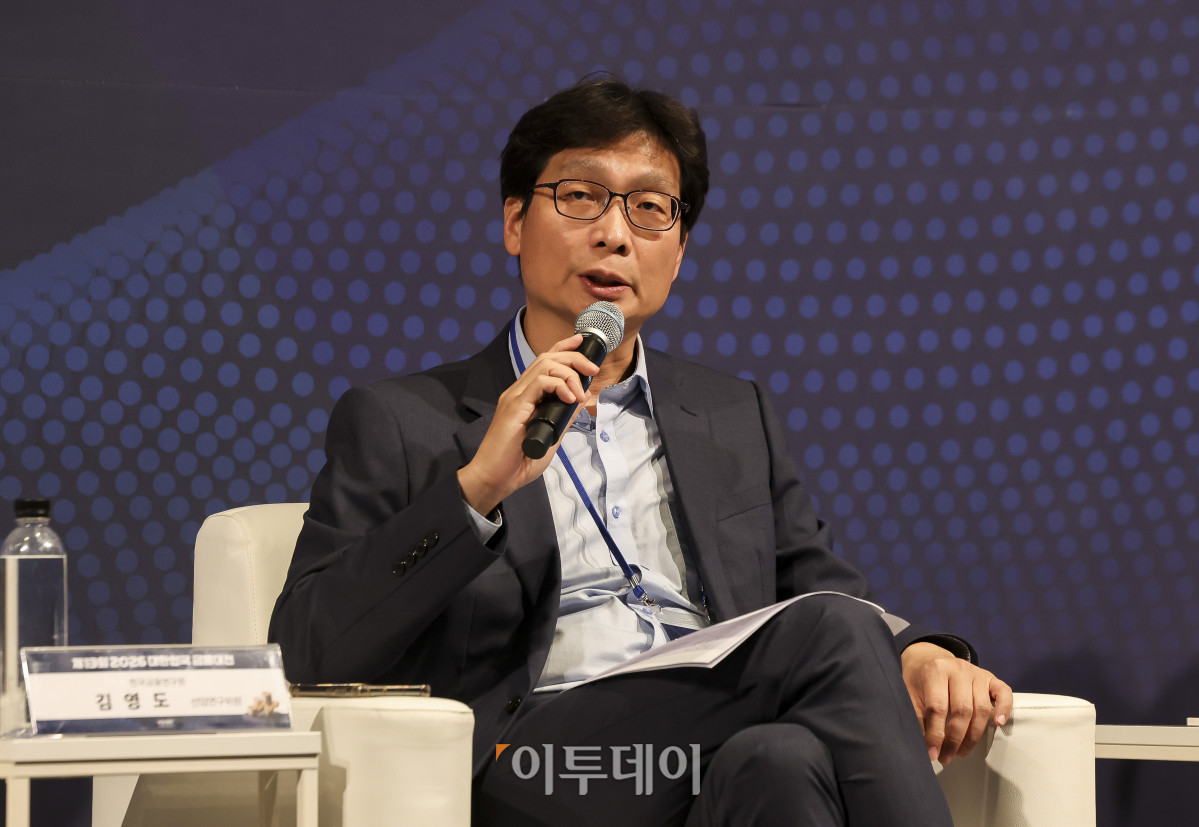▲김영도 금융연구원 선임연구위원이 18일 서울 강남구 웨스틴 서울 파르나스 호텔에서 열린 ‘2026 대한민국 금융대전’에서 패널토론 중 발언하고 있다. 이투데이 주최로 올해 13회를 맞이한 ‘2026 대한민국 금융대전’은 우리나라 경제 자본의 방향을 다시 설계해야 하는 전환점에서 국가 차원의 ‘생산적 금융 리밸런싱’과 개인 차원의 ‘머니 리밸런싱’을 함께 조망하는 자리다. 정책 방향과 금융기관의 실행 전략, 시장 구조의 변화, 개인 투자자의 참여까지를 하나의 흐름 속에서 살펴보며 한국 금융이 나아가야 할 새로운 균형점을 모색한다. 고성준 기자 joonko1@