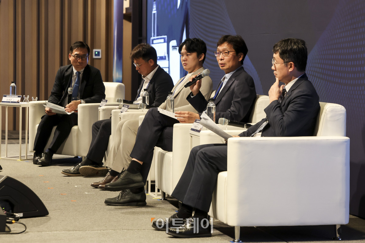 ▲김영도 금융연구원 선임연구위원이 18일 서울 강남구 웨스틴 서울 파르나스 호텔에서 열린 ‘2026 대한민국 금융대전’에서 패널토론 중 발언하고 있다.  사진 왼쪽부터 김세완 자본시장연구원 원장, 이병헌 지방시대위원회 5극 3특 특별위원회 위원장, 신동주 모빌린트 대표, 김 위원, 박병건 PEF 운용사협의회 회장. 이투데이 주최로 올해 13회를 맞이한 ‘2026 대한민국 금융대전’은 우리나라 경제 자본의 방향을 다시 설계해야 하는 전환점에서 국가 차원의 ‘생산적 금융 리밸런싱’과 개인 차원의 ‘머니 리밸런싱’을 함께 조망하는 자리다. 정책 방향과 금융기관의 실행 전략, 시장 구조의 변화, 개인 투자자의 참여까지를 하나의 흐름 속에서 살펴보며 한국 금융이 나아가야 할 새로운 균형점을 모색한다. 고성준 기자 joonko1@