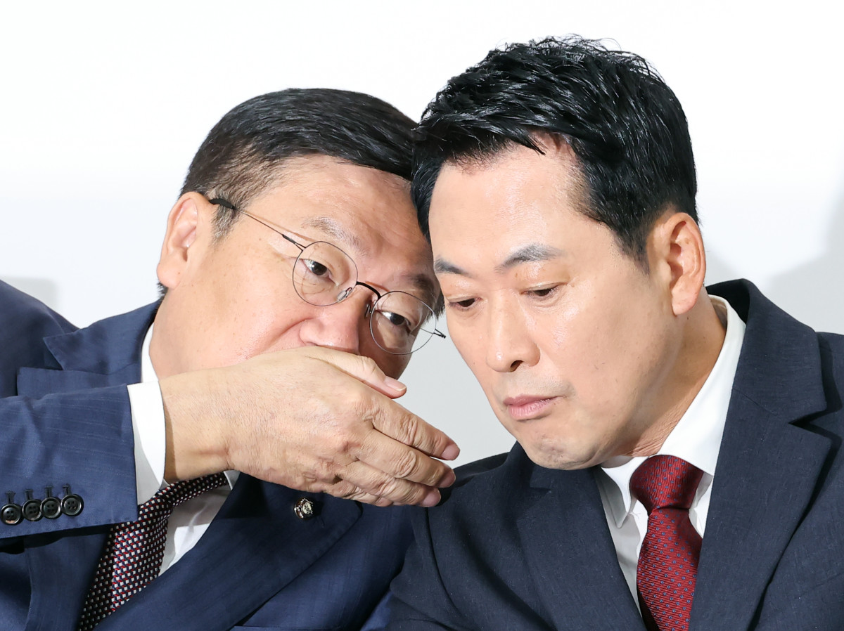 ▲국민의힘 장동혁 대표(오른쪽)와 정점식 원내대표가 18일 국회에서 열린 최고위원회의에서 귀엣말을 나누고 있다. (사진=연합뉴스)