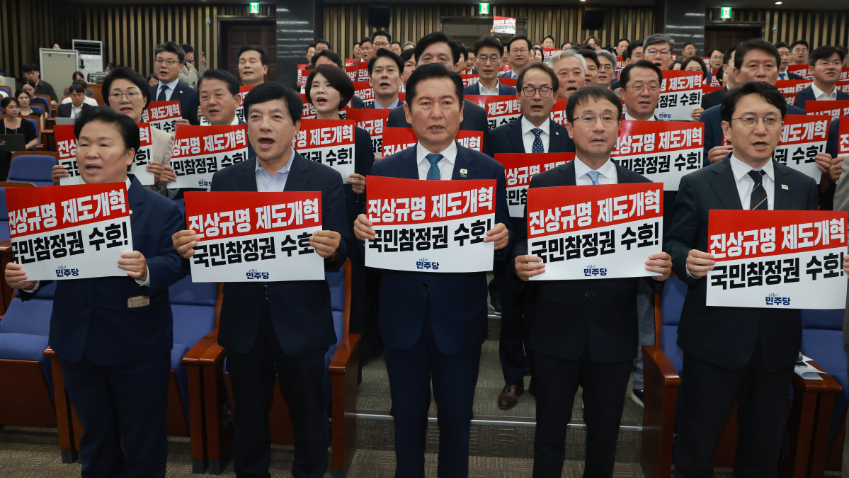 ▲더불어민주당 정청래 대표와 한병도 원내대표가 18일 국회에서 본회의를 앞두고 열린 의원총회에 참석해 투표용지 부족 사태와 관련해 선거관리위원회 개혁, 진상규명 등을 촉구하며 구호를 외치고 있다. 사진=연합뉴스