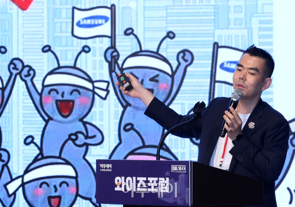 ▲이상우 인베이드투자자문 대표가 18일 서울 강남구 웨스틴 서울 파르나스에서 열린 와이즈포럼에서 '주가 상승이 불러온 부동산 시장변화'를 주제로 강연을 하고 있다. '현명한 부동산·금융 투자전략'을 주제로 열린 이번 행사는 급변하는 경제·금융 환경 속에서 투자자들이 올바른 투자 지식과 시장 이해를 바탕으로 스스로 합리적인 재무 의사결정을 할 수 있도록 돕기 위해 마련됐다. 고이란 기자 photoeran@