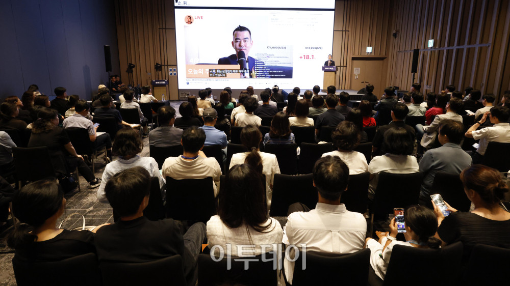 ▲이상우 인베이드투자자문 대표가 18일 서울 강남구 웨스틴 서울 파르나스에서 열린 와이즈포럼에서 '주가 상승이 불러온 부동산 시장변화'를 주제로 강연을 하고 있다. '현명한 부동산·금융 투자전략'을 주제로 열린 이번 행사는 급변하는 경제·금융 환경 속에서 투자자들이 올바른 투자 지식과 시장 이해를 바탕으로 스스로 합리적인 재무 의사결정을 할 수 있도록 돕기 위해 마련됐다. 고이란 기자 photoeran@