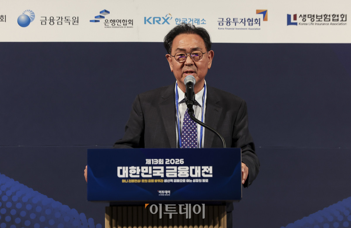 ▲이종재 이투데이그룹 대표이사 부회장이 18일 서울 강남구 웨스틴 서울 파르나스 호텔에서 열린 ‘2026 대한민국 금융대전’에서 폐회사를 하고 있다. 이투데이 주최로 올해 13회를 맞이한 ‘2026 대한민국 금융대전’은 우리나라 경제 자본의 방향을 다시 설계해야 하는 전환점에서 국가 차원의 ‘생산적 금융 리밸런싱’과 개인 차원의 ‘머니 리밸런싱’을 함께 조망하는 자리다. 정책 방향과 금융기관의 실행 전략, 시장 구조의 변화, 개인 투자자의 참여까지를 하나의 흐름 속에서 살펴보며 한국 금융이 나아가야 할 새로운 균형점을 모색한다. 고성준 기자 joonko1@