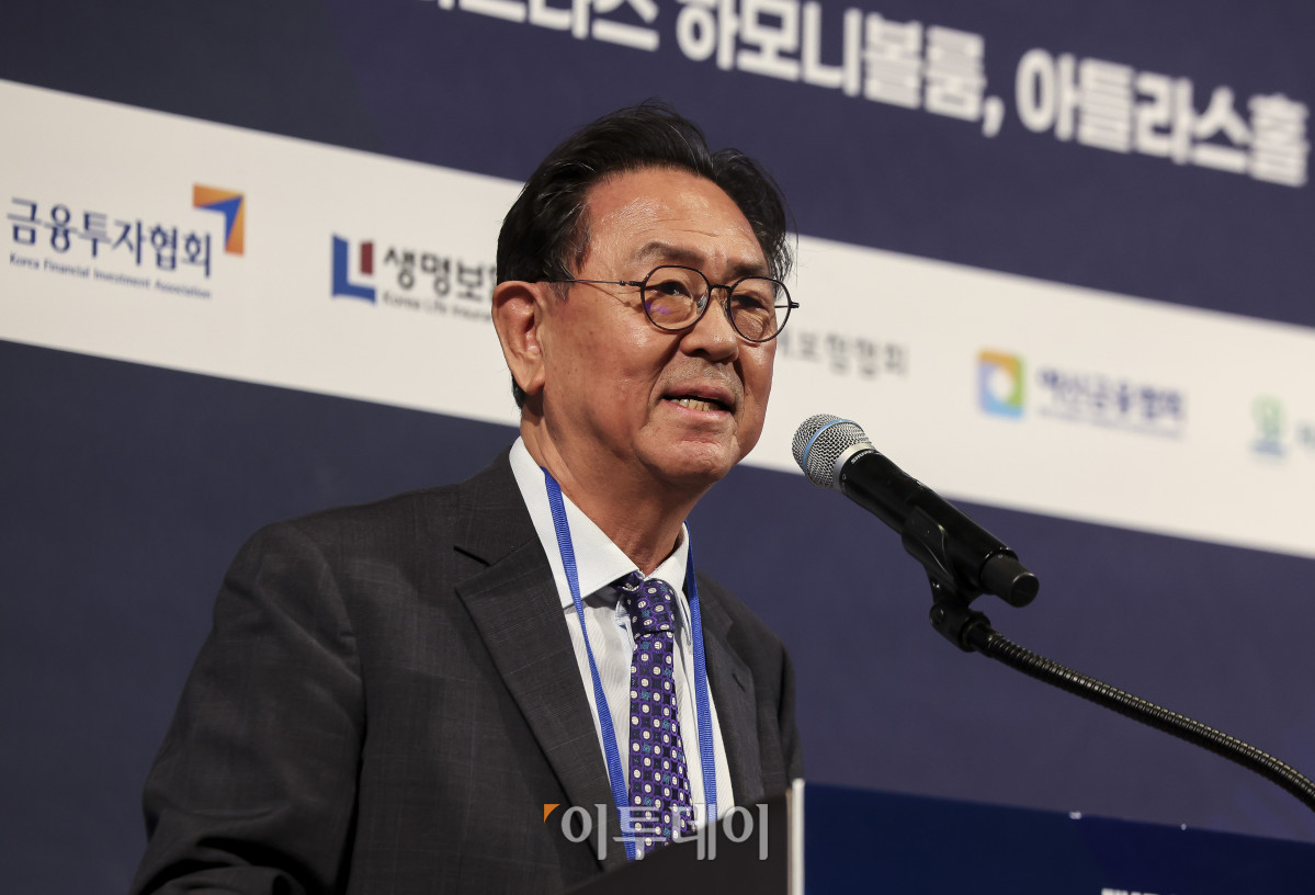 ▲이종재 이투데이그룹 대표이사 부회장이 18일 서울 강남구 웨스틴 서울 파르나스 호텔에서 열린 ‘2026 대한민국 금융대전’에서 폐회사를 하고 있다. 이투데이 주최로 올해 13회를 맞이한 ‘2026 대한민국 금융대전’은 우리나라 경제 자본의 방향을 다시 설계해야 하는 전환점에서 국가 차원의 ‘생산적 금융 리밸런싱’과 개인 차원의 ‘머니 리밸런싱’을 함께 조망하는 자리다. 정책 방향과 금융기관의 실행 전략, 시장 구조의 변화, 개인 투자자의 참여까지를 하나의 흐름 속에서 살펴보며 한국 금융이 나아가야 할 새로운 균형점을 모색한다. 고성준 기자 joonko1@