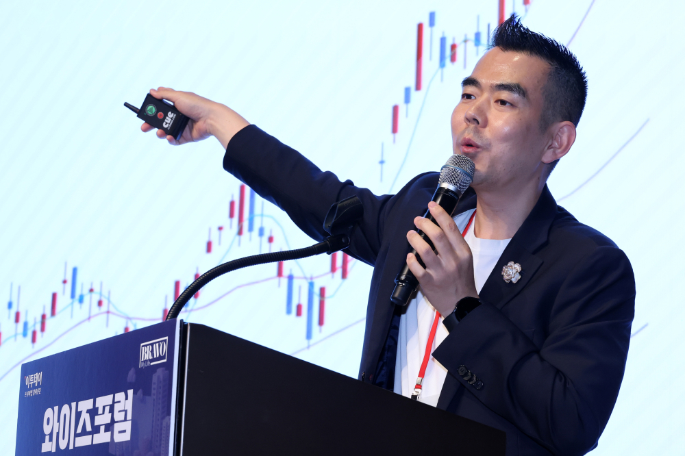 ▲이상우 인베이드투자자문 대표가 18일 서울 강남구 웨스틴 서울 파르나스에서 열린 와이즈포럼에서 '주가 상승이 불러온 부동산 시장변화'를 주제로 강연을 하고 있다. '현명한 부동산·금융 투자전략'을 주제로 열린 이번 행사는 급변하는 경제·금융 환경 속에서 투자자들이 올바른 투자 지식과 시장 이해를 바탕으로 스스로 합리적인 재무 의사결정을 할 수 있도록 돕기 위해 마련됐다. 고이란 기자 photoeran@ (이투데이DB)