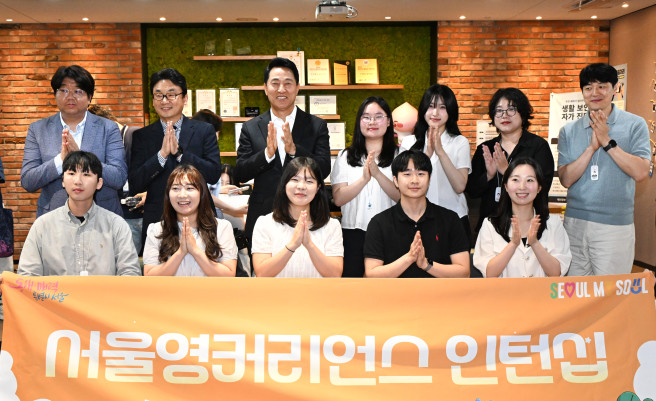 ▲오세훈 서울시장이 18일 성동구 링키지랩에서 열린 '서울영커리언스 인턴십 현장소통 간담회'에서 인턴십에 참여한 청년들과 기념촬영을 하고 있다. (사진제공=서울시)