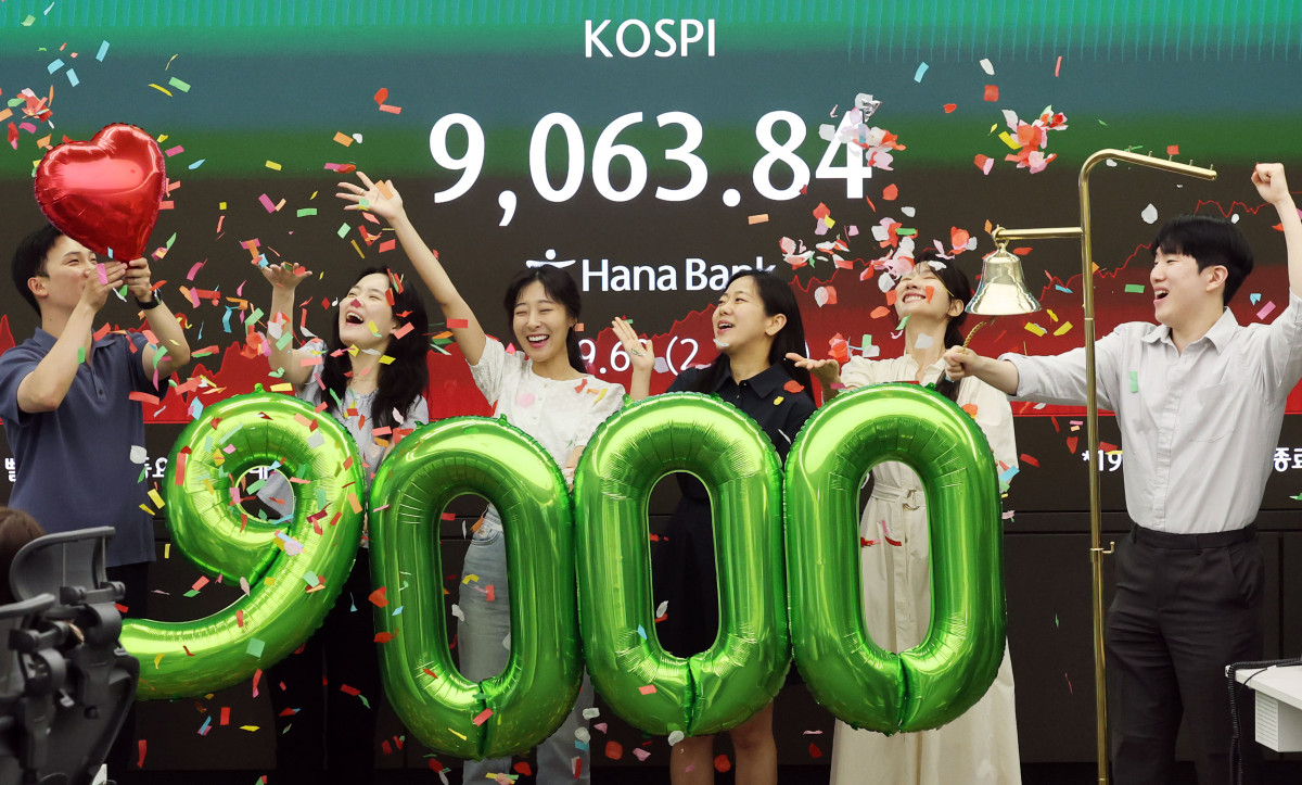 ▲18일 서울 중구 하나은행 본점 하나인피니티서울에서 직원들이 코스피 9000 돌파 기념 타종 세리머니를 하고 있다. (뉴시스)