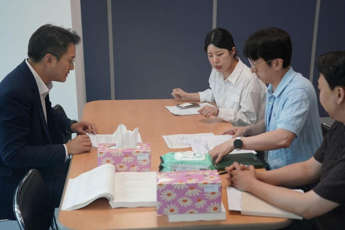 ▲공정·혁신·포용 경기준비위원회 위원들이 18일 오전 분과 실무협의를 통해 민선 9기 도정 정책 방향을 세밀하게 다듬고 있다. 준비위원회는 6월 30일 민선 9기 도정 비전을 담은 종합보고회를 열 예정이다. (공정·혁신·포용 경기준비위원회)