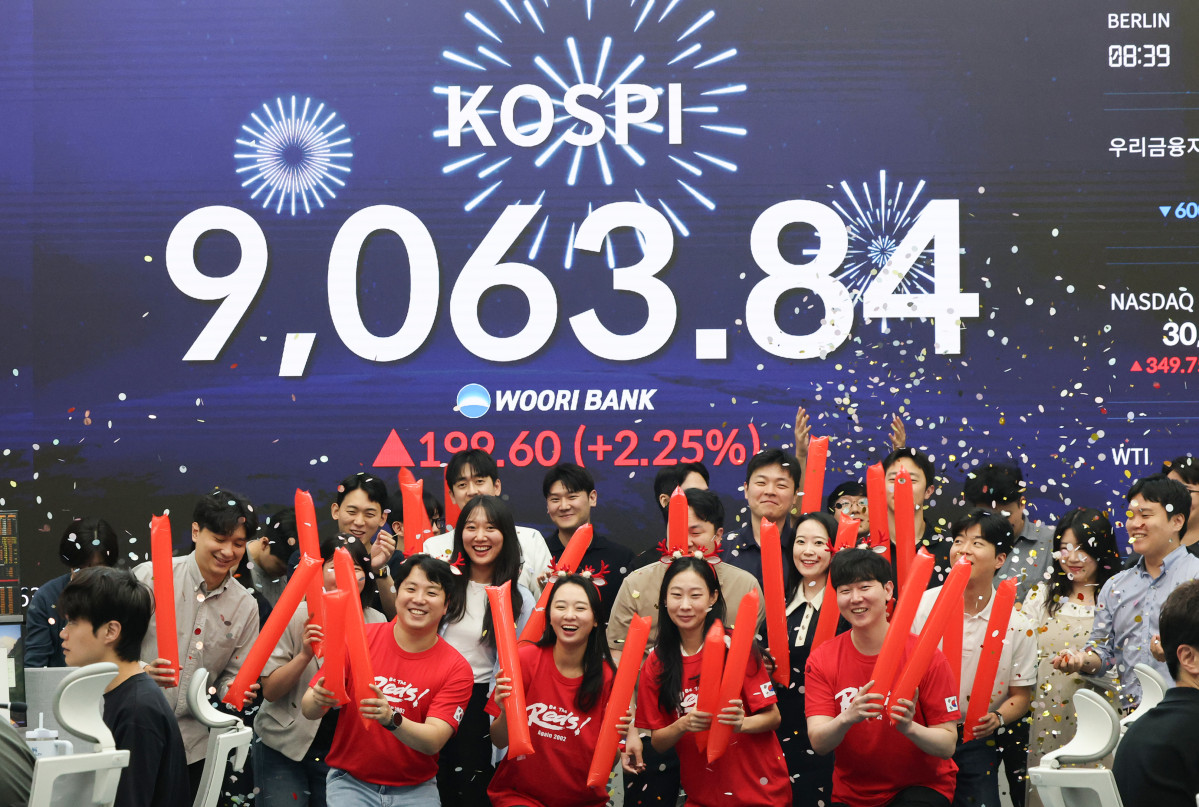 ▲코스피가 사상 처음으로 종가 기준 9000선을 돌파하며 장을 마친 18일 서울 중구 우리은행 본점 딜링룸에서 직원들이 축하 세리머니를 하고 있다 (사진= 연합뉴스)