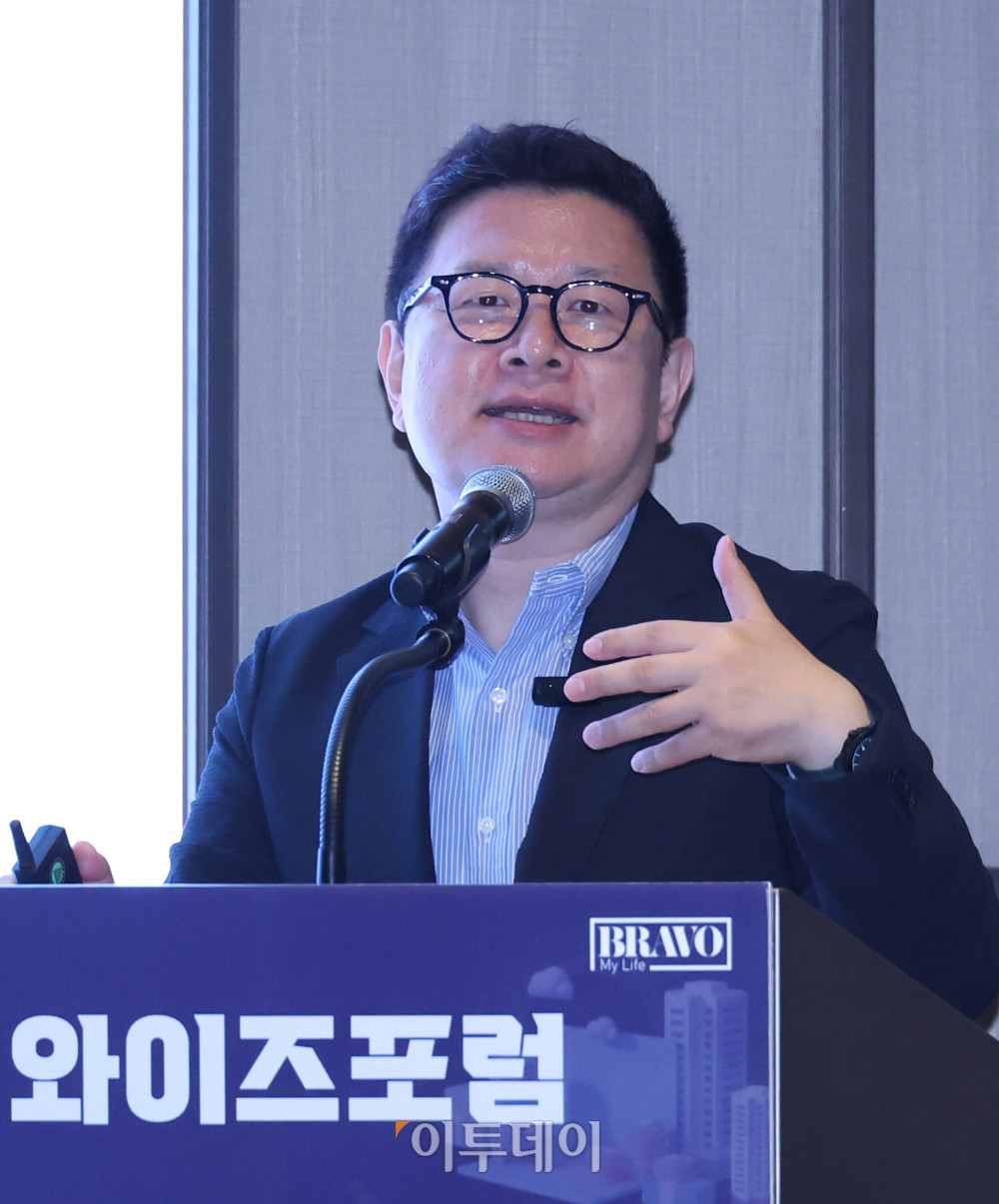 ▲홍춘욱 프리즘 투자자문 대표가 18일 서울 강남구 웨스틴 서울 파르나스에서 열린 와이즈포럼에서 '경제 위기를 기회로 활용하는 투자전략'을 주제로 강연을 하고 있다. '현명한 부동산·금융 투자전략'을 주제로 열린 이번 행사는 급변하는 경제·금융 환경 속에서 투자자들이 올바른 투자 지식과 시장 이해를 바탕으로 스스로 합리적인 재무 의사결정을 할 수 있도록 돕기 위해 마련됐다. 고이란 기자 photoeran@