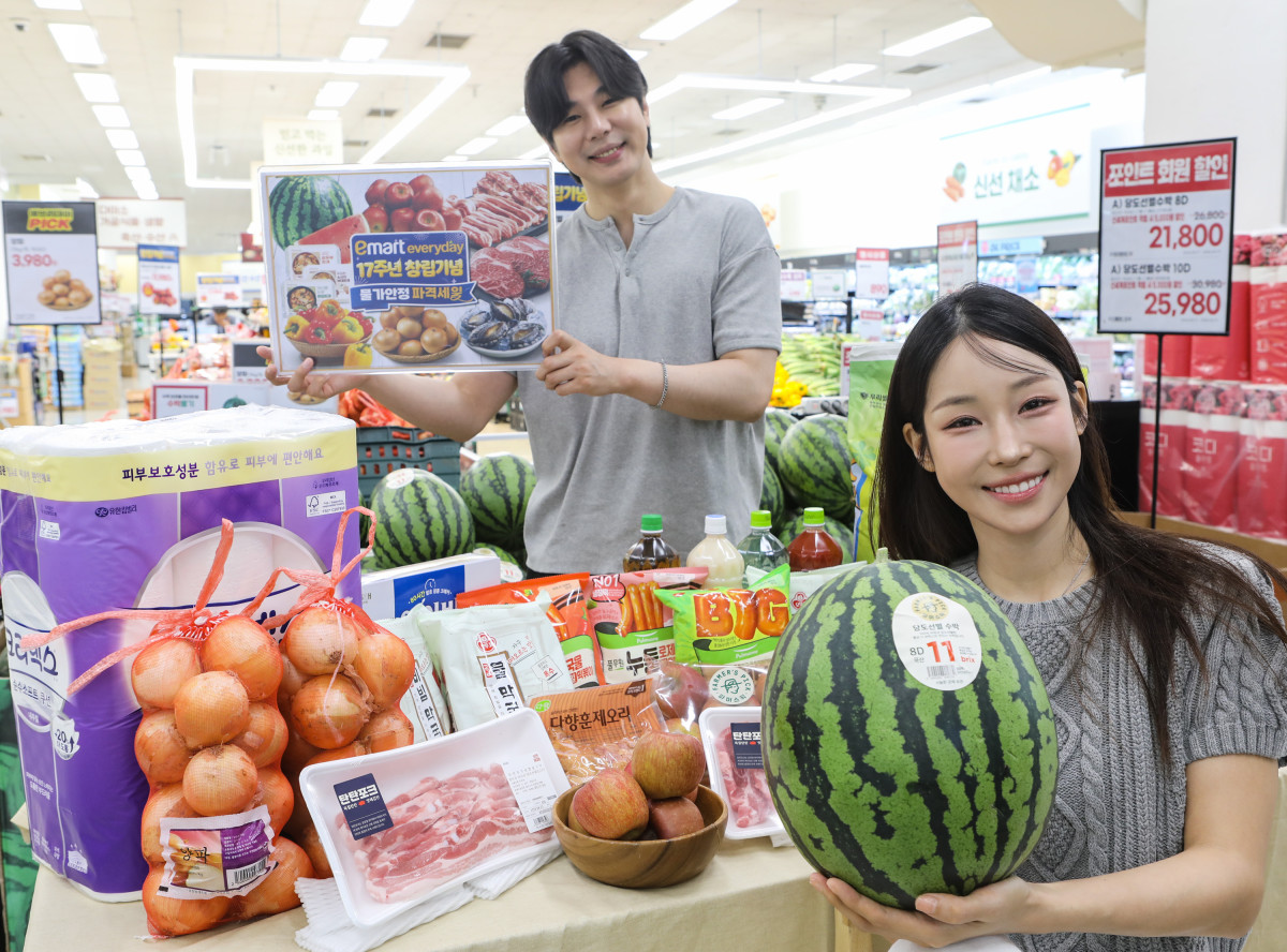 ▲18일 이마트 에브리데이 모델들이 창립 17주년 행사를 소개하고 있다. (사진제공 이마트에브리데이)