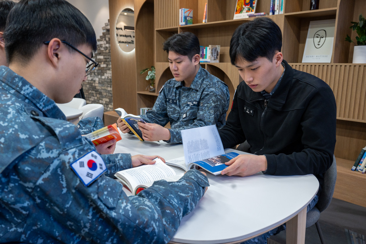▲경상남도 창원시 해군 진해기지사령부 청춘책방. (사진제공=롯데그룹)