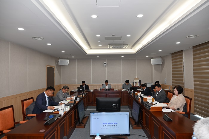 ▲남원시의회 경제농정위원회가 제280회 임시회에서 2027년도 국가예산 확보 추진상황 보고를 받고 주요 민생 현안을 점검하고 있다. (사진제공=남원시의회)