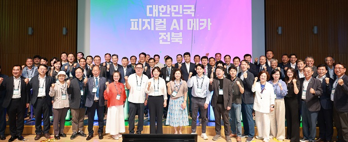 ▲이원택 전북특별자치도지사 당선인과 참석자들이 서울시청 다목적홀에서 열린 ‘대한민국 피지컬 AI 메카, 새만금과 전북’ 공동발대식에서 기념촬영을 하고 있다. (사진제공=이원택 전북도지사 당선인 인수위원회)