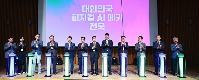▲이원택 전북특별자치도지사 당선인 등 참석자들이 서울시청 다목적홀에서 열린 ‘대한민국 피지컬 AI 메카, 새만금과 전북’ 공동발대식에서 전북을 피지컬AI 메카로 육성하기 위한 비전 선포 퍼포먼스를 하고 있다. (사진제공=이원택 전북도지사 당선인 인수위원회)