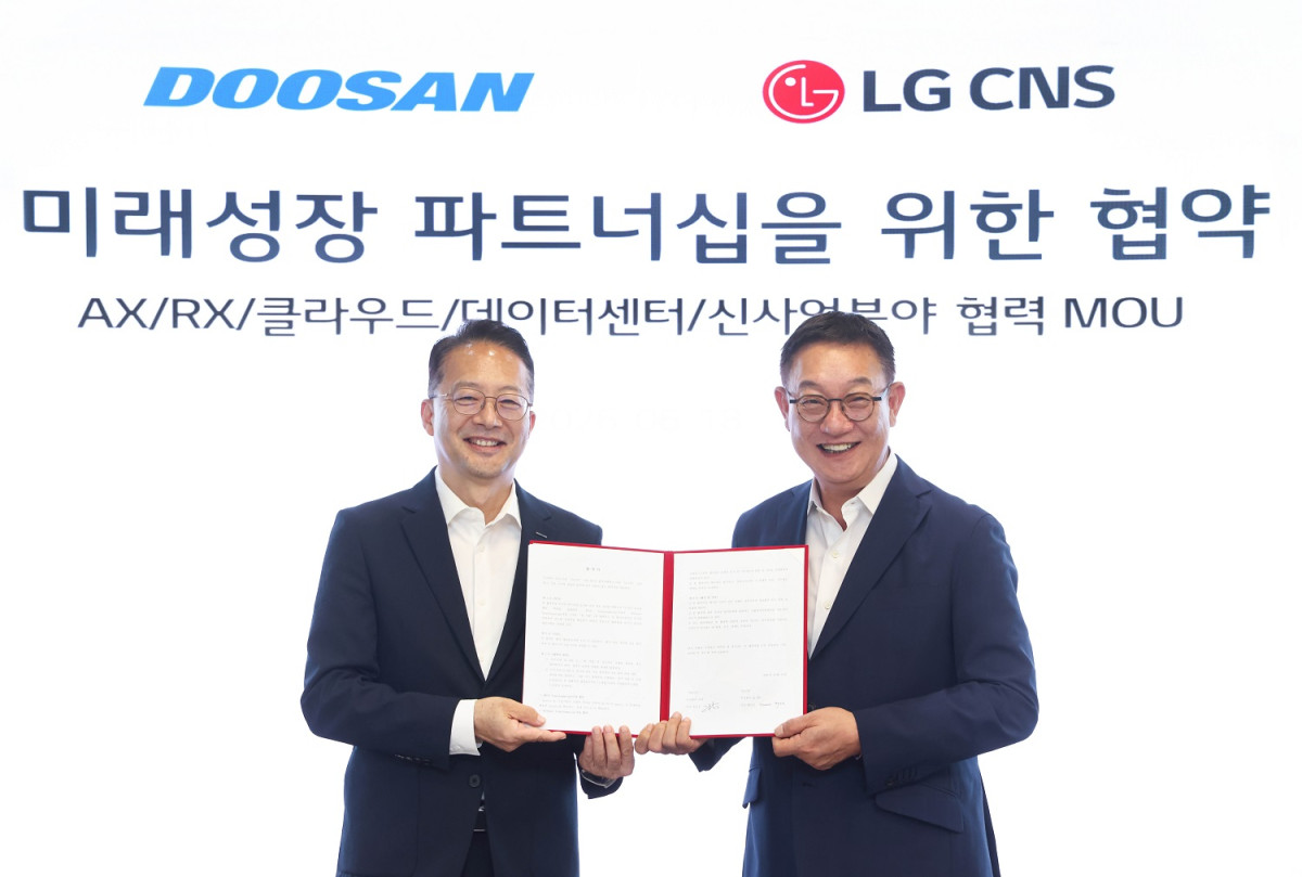 ▲LG CNS CEO 현신균 사장(사진 오른쪽)과 두산 유승우 사장이 18일 업무협약식 이후 기념 사진을 촬영하고 있다. (사진제공=LG CNS)