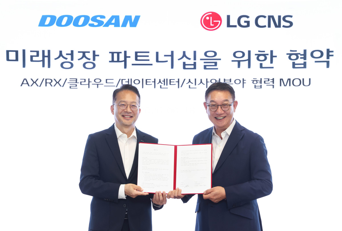 ▲업무협약식이 끝나고 ㈜두산 유승우 사장(왼쪽)이 LG CNS 현신균 사장과 기념사진을 촬영하고 있다. (두산)