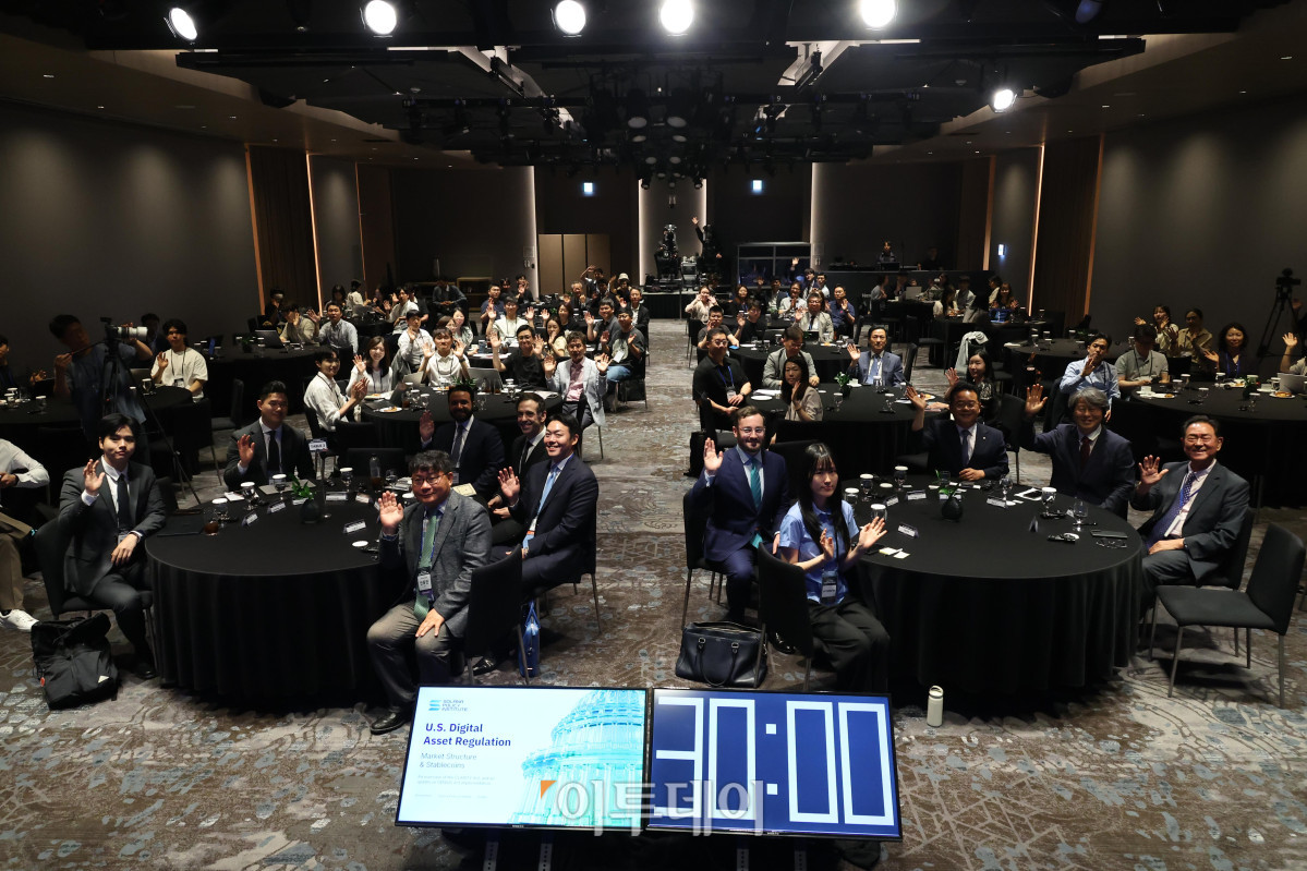 ▲19일 서울 강남구 웨스틴 서울 파르나스에서 열린 2026 넥스트 글로벌 디지털 에셋 서밋(NGDA 2026)에서 이종재 이투데이 대표이사 부회장, 신동민 이투데이피엔씨 대표, 민병덕 더불어민주당 의원이 참석자들과 손을 흔들고 있다. 이날 행사에는 유발 루즈(Yuval Rooz) 디지털애셋 공동창업자 겸 최고경영자(CEO) , 루인(Lu Yin) 솔라나 재단 아시아·태평양(APAC) 총괄, 밀러 화이트하우스-레빈(Miller Whitehouse-Levine) 솔라나정책연구소(SPI) 창립자 겸 CEO, 크리스토퍼 몬타가노(Christopher Montagano) 오르카 최고법률책임자(CLO), 조셉 치(Joseph Chee) 솔라나 컴퍼니 회장 겸 최고경영자(CEO), 정유신 서강대 교수, 김규진 타이거리서치 대표, 윤승식 타이거리서치 리서치센터장, 이용재 미래에셋증권 디지털자산본부장 등이 참석했다. 고이란 기자 photoeran@