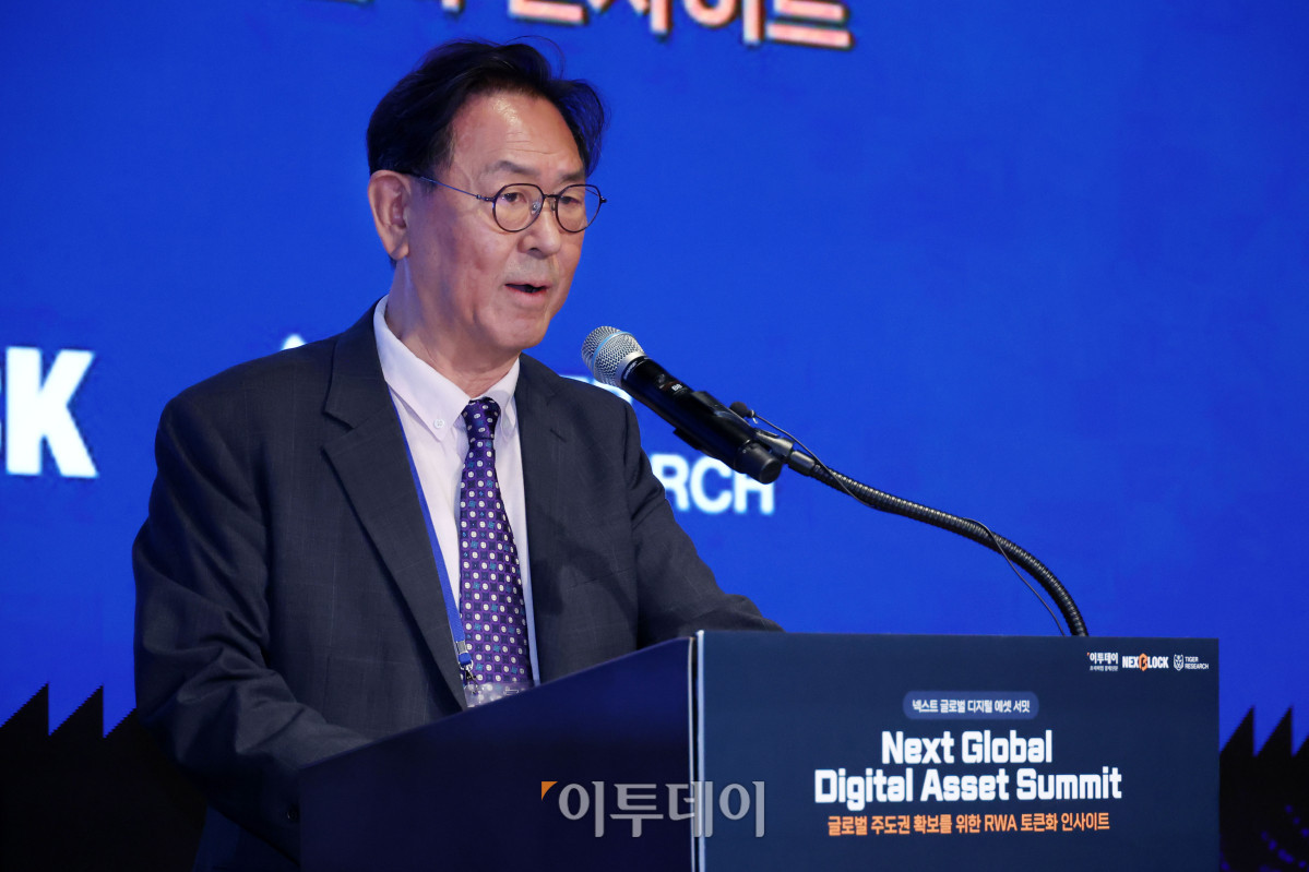 ▲이종재 이투데이 대표이사 부회장이 19일 서울 강남구 웨스틴 서울 파르나스에서 열린 넥스트 글로벌 디지털 에셋 서밋에서 환영사를 하고 있다. 이투데이와 넥스블록(NEXT BLOCK)이 주최하고 넥스블록, 이투데이피엔씨, 타이거리서치가 주관하는 이번 행사는 '글로벌 주도권 확보를 위한 RWA 토큰화 인사이트'를 주제로 국내외 전문가들이 모여 토큰화의 미래를 논의하고 주도권 확보 전략을 모색한다. 고이란 기자 photoeran@