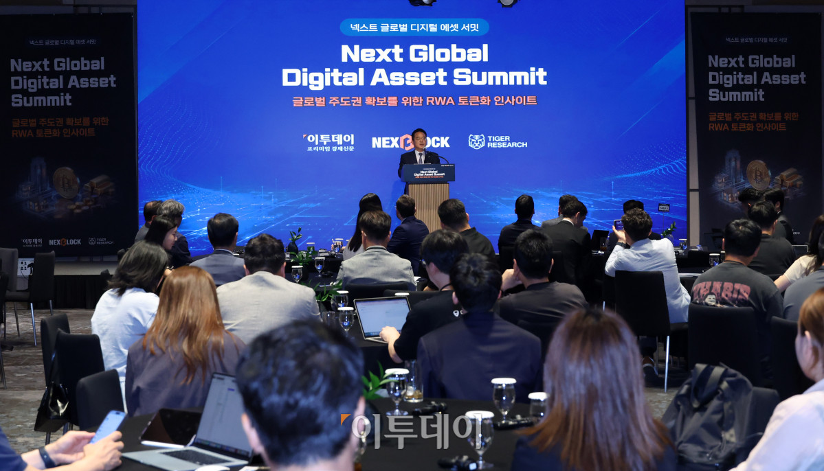 ▲민병덕 더불어민주당 의원이 19일 서울 강남구 웨스틴 서울 파르나스에서 열린 넥스트 글로벌 디지털 에셋 서밋에서 축사를 하고 있다. 이투데이와 넥스블록(NEXT BLOCK)이 주최하고 넥스블록, 이투데이피엔씨, 타이거리서치가 주관하는 이번 행사는 '글로벌 주도권 확보를 위한 RWA 토큰화 인사이트'를 주제로 국내외 전문가들이 모여 토큰화의 미래를 논의하고 주도권 확보 전략을 모색한다. 고이란 기자 photoeran@