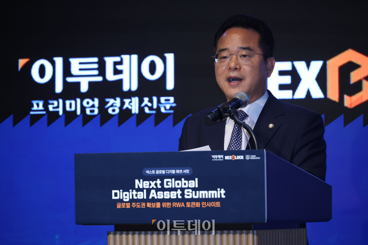 ▲민병덕 더불어민주당 의원이 19일 서울 강남구 웨스틴 서울 파르나스에서 열린 넥스트 글로벌 디지털 에셋 서밋에서 축사를 하고 있다. 이투데이와 넥스블록(NEXT BLOCK)이 주최하고 넥스블록, 이투데이피엔씨, 타이거리서치가 주관하는 이번 행사는 '글로벌 주도권 확보를 위한 RWA 토큰화 인사이트'를 주제로 국내외 전문가들이 모여 토큰화의 미래를 논의하고 주도권 확보 전략을 모색한다. 고이란 기자 photoeran@