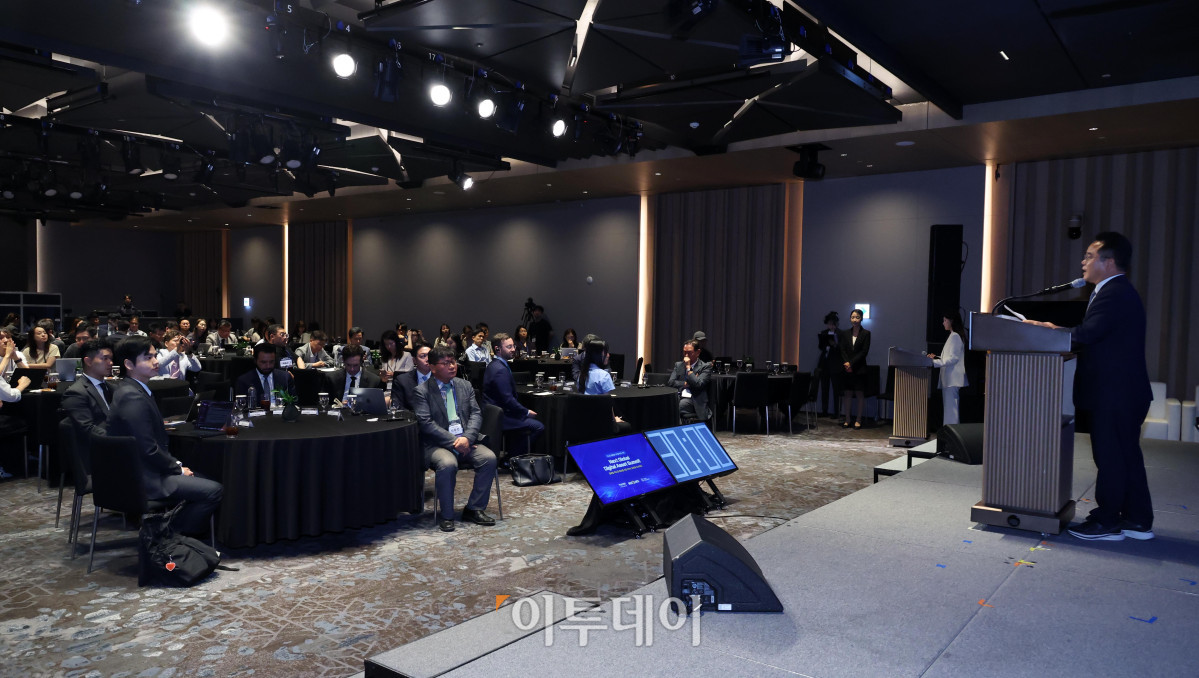 ▲민병덕 더불어민주당 의원이 19일 서울 강남구 웨스틴 서울 파르나스에서 열린 넥스트 글로벌 디지털 에셋 서밋에서 축사를 하고 있다. 이투데이와 넥스블록(NEXT BLOCK)이 주최하고 넥스블록, 이투데이피엔씨, 타이거리서치가 주관하는 이번 행사는 '글로벌 주도권 확보를 위한 RWA 토큰화 인사이트'를 주제로 국내외 전문가들이 모여 토큰화의 미래를 논의하고 주도권 확보 전략을 모색한다. 고이란 기자 photoeran@