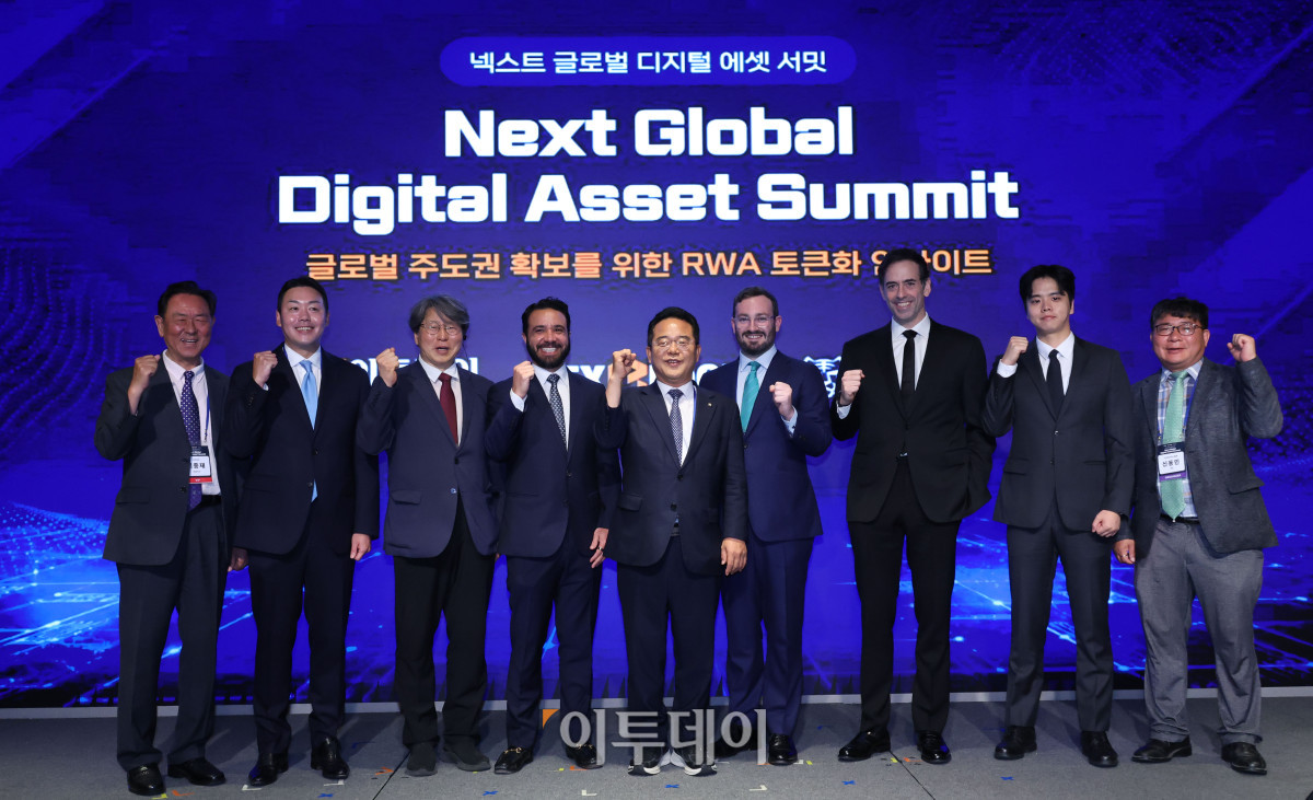 ▲19일 서울 강남구 웨스틴 서울 파르나스에서 열린 2026 넥스트 글로벌 디지털 에셋 서밋(NGDA 2026)에서 이종재(왼쪽) 이투데이 대표이사 부회장, 신동민(오른쪽) 이투데이피엔씨 대표, 민병덕(가운데) 더불어민주당 의원이 참석자들과 기념촬영을 하고 있다. 이날 행사에는 유발 루즈(Yuval Rooz) 디지털애셋 공동창업자 겸 최고경영자(CEO) , 루인(Lu Yin) 솔라나 재단 아시아·태평양(APAC) 총괄, 밀러 화이트하우스-레빈(Miller Whitehouse-Levine) 솔라나정책연구소(SPI) 창립자 겸 CEO, 크리스토퍼 몬타가노(Christopher Montagano) 오르카 최고법률책임자(CLO), 조셉 치(Joseph Chee) 솔라나 컴퍼니 회장 겸 최고경영자(CEO), 정유신 서강대 교수, 김규진 타이거리서치 대표, 윤승식 타이거리서치 리서치센터장, 이용재 미래에셋증권 디지털자산본부장 등이 참석했다. 고이란 기자 photoeran@